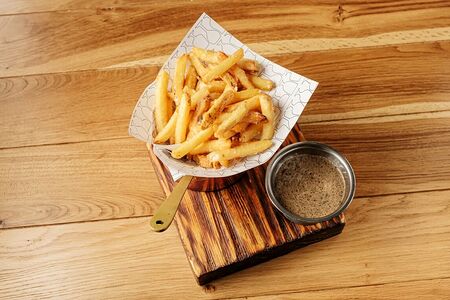 Картофель фри с трюфельным соусом и пармезаном