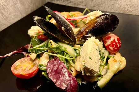 Теплый салат с морепродуктами