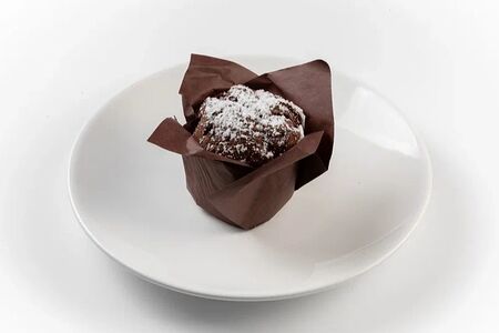 Маффин шоколадный с вишней