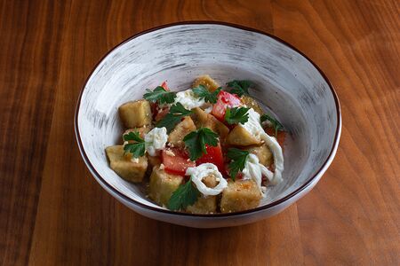 Хрустящие баклажаны с розовыми томатами и страчателлой