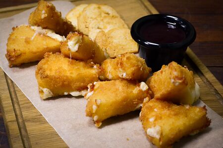 Сыр сулугуни с брусничным соусом