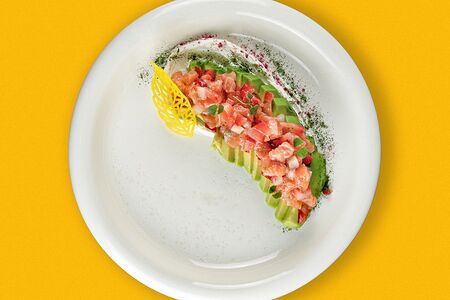 Тартар из лосося с авокадо, клубникой и крем-чизом