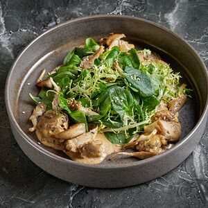 Теплый салат с куриной печенью, вешенками и соусом Nikkei