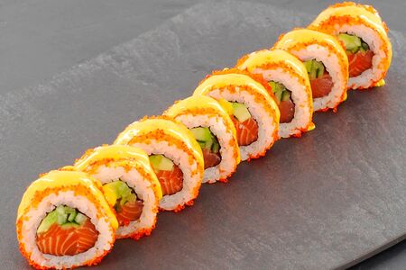 Ролл Калифорния с лососем
