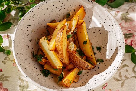 Картофель с чесноком и зеленью