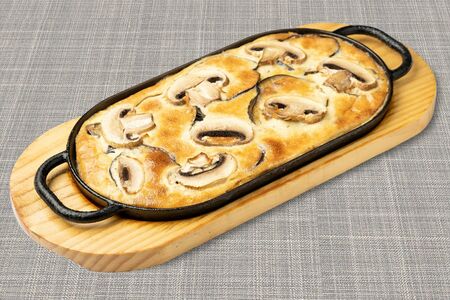 Баклажаны с шампиньонами, запеченные в сковороде