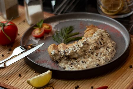 Стейк куриный с грибным соусом