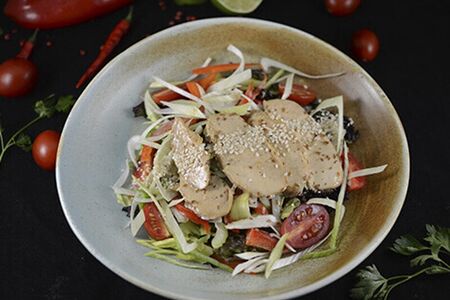 Салат с куриной грудкой и сливочно-ореховым соусом