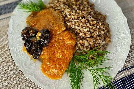 Говядина с черносливом и каша гречневая рассыпчатая