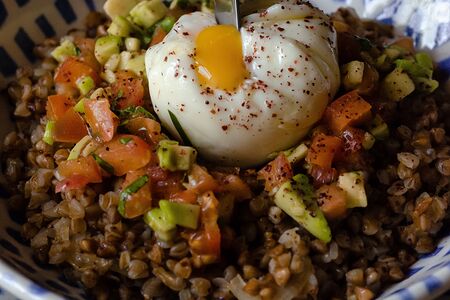 Гречка с сальсой из томатов