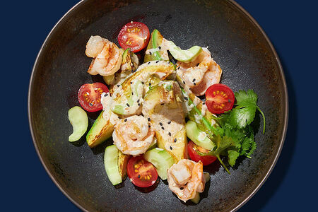 Салат Авокадо гриль с креветками и овощами