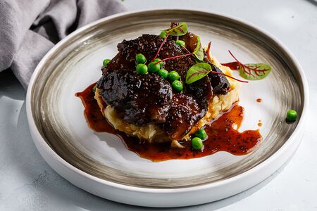 Телячьи щечки с пюре