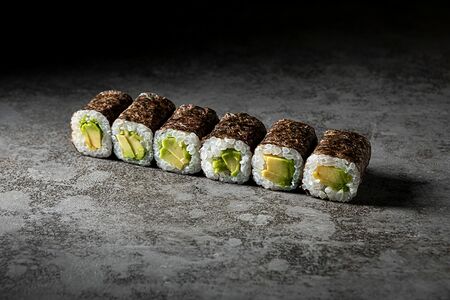 Ролл с авокадо