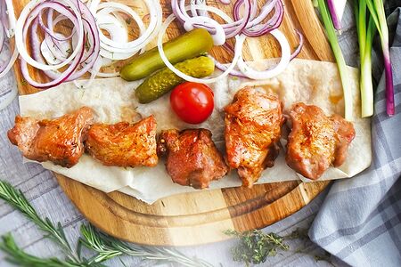 Шашлык с маринованными овощами и томатным соусом