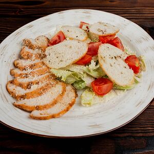 Салат Цезарь с курицей