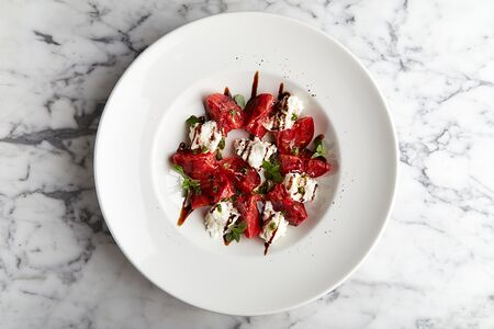 Капрезе со сладкими томатами, базиликом и моцареллой