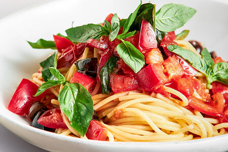 Спагетти с томатами и базиликом