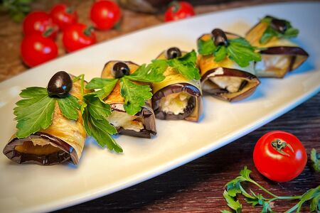 Рулетики из баклажан с сёмгой