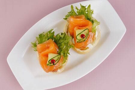Мини-брускетта с красной рыбой