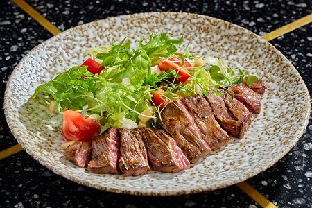 Стейк-салат с говядиной, грушей и кремом из горгонзолы