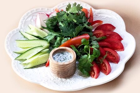 Тарелка свежих овощей