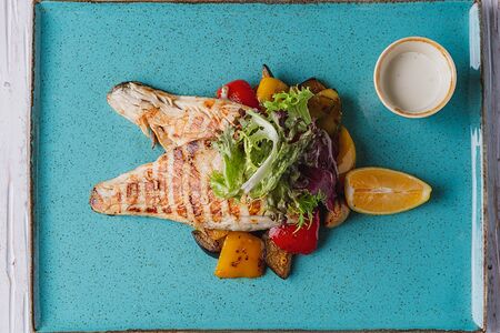 Средиземноморский сибас, запеченный с овощами