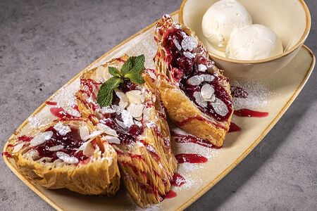 Штрудель с вишней