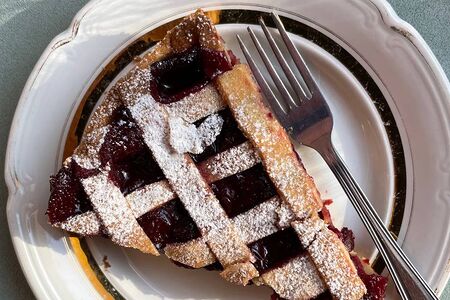 Кусок домашнего вишневого пирога