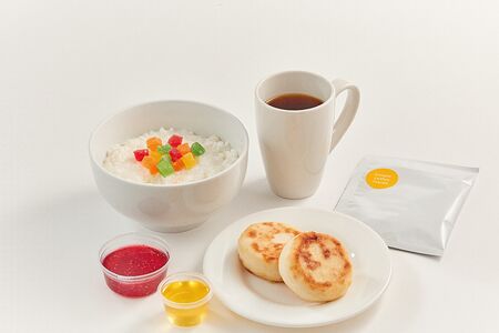 Завтрак с рисовой кашей, сырниками и дрип-пакетом