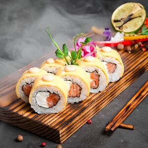 Ролл с подкопченным лососем и чеддером