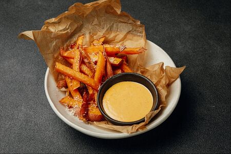 Картофель фри с муссом из пекорино