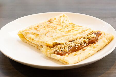 Блин с варёной сгущенкой и грецким орехом