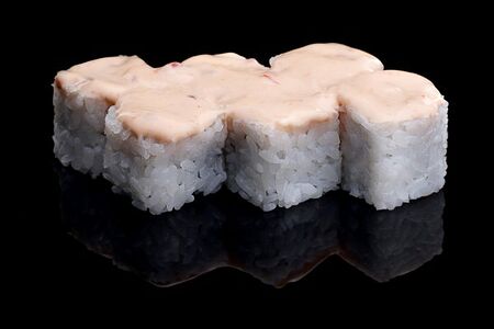 Спайси-ролл с лососем слабой соли