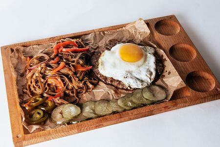 Бифштекс с яйцом и лапшой соба