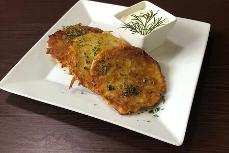 Картофельные драники со сметаной