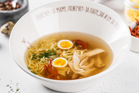 Суп - лапша с индейкой, перепелиным яйцом и вялеными томатами