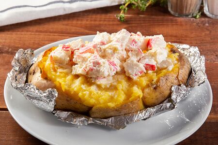 Запеченная картошка со спайси-крабом