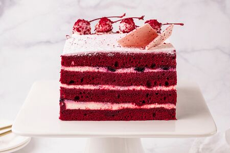 Торт Красный бархат сметанный со смородиной