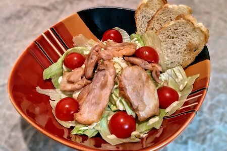 Салат Цезарь с куриным бедром