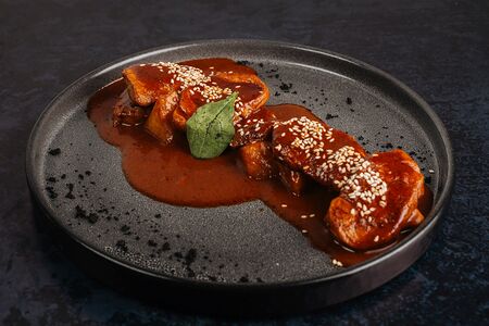 Свинина в кисло-сладком соусе с ананасом