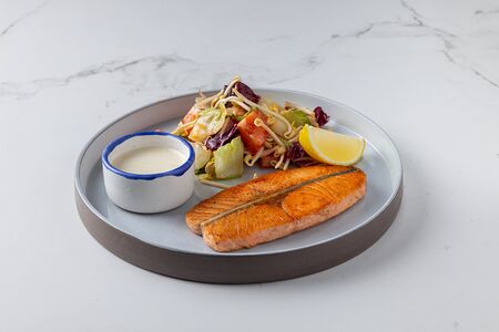 Стейк из лосося с легким салатом и сливочным соусом