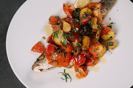 Запеченный в дровяной печи лавраки