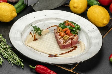 Стейк из тунца с муссом из корня сельдерея