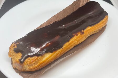 Эклер с шоколадной глазурью