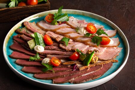Мясные деликатесы с ростбифом, бужениной, пастрами