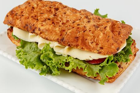 Слойка с пастрами из индейки, розовыми томатами и моцареллой