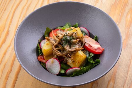 Салат тёплый с вешенками в медово-горчичном соусе