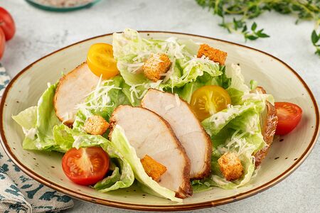 Салат Цезарь с курицей