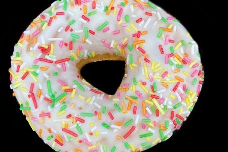 Донат с ванильной глазурью