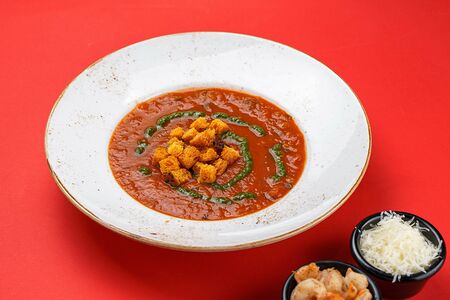 Томатный суп с песто и базиликом